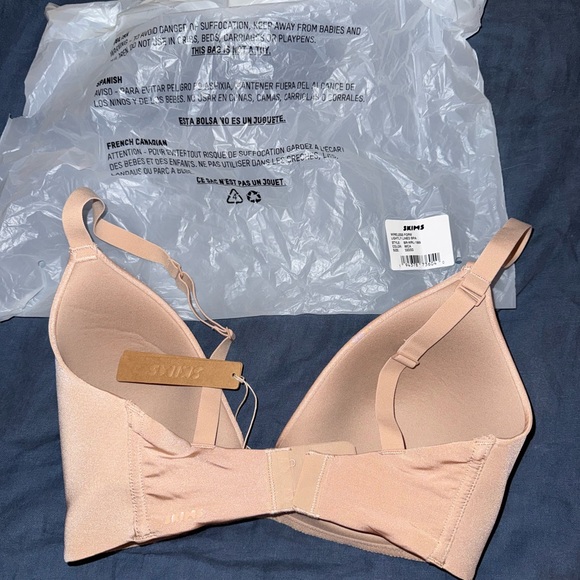 SKIMS wireless form lightly lined bra - Picture 3 of 5